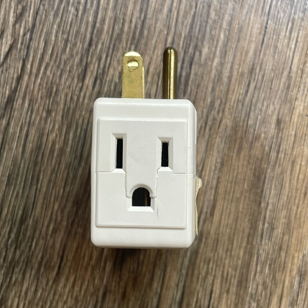 LEVITON 15A 125V Power Wall Adapter 3 Plug Ins